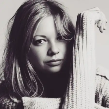 Anna, 43 