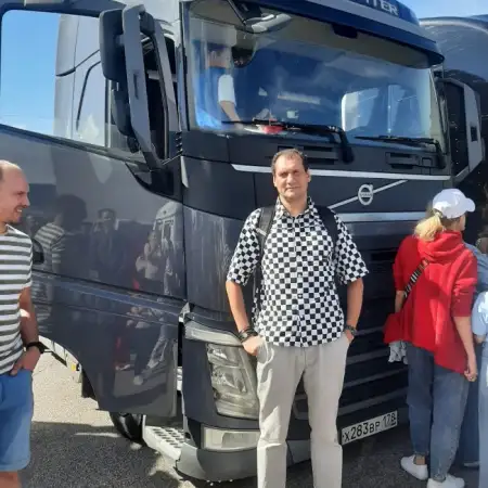 Max, 49Holon 