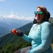 Photo Yana 1 Дама с персиком в горах Грузии