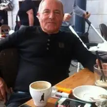 Photo איציק 1 ישיבה בבית קפה