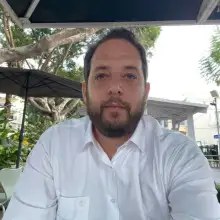 Photo טל 1 בחולצה לבנה בהרצליה