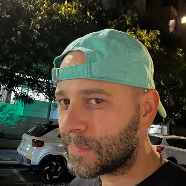 Artur, 37