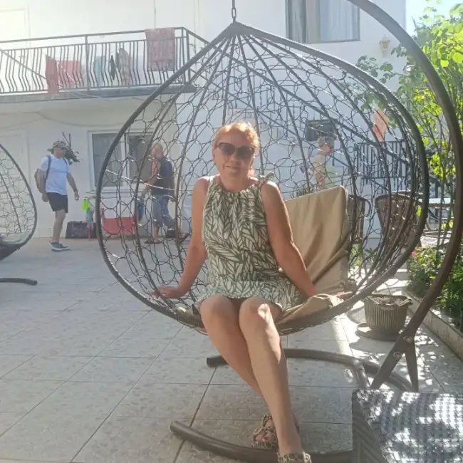 Larisa · 62 ·